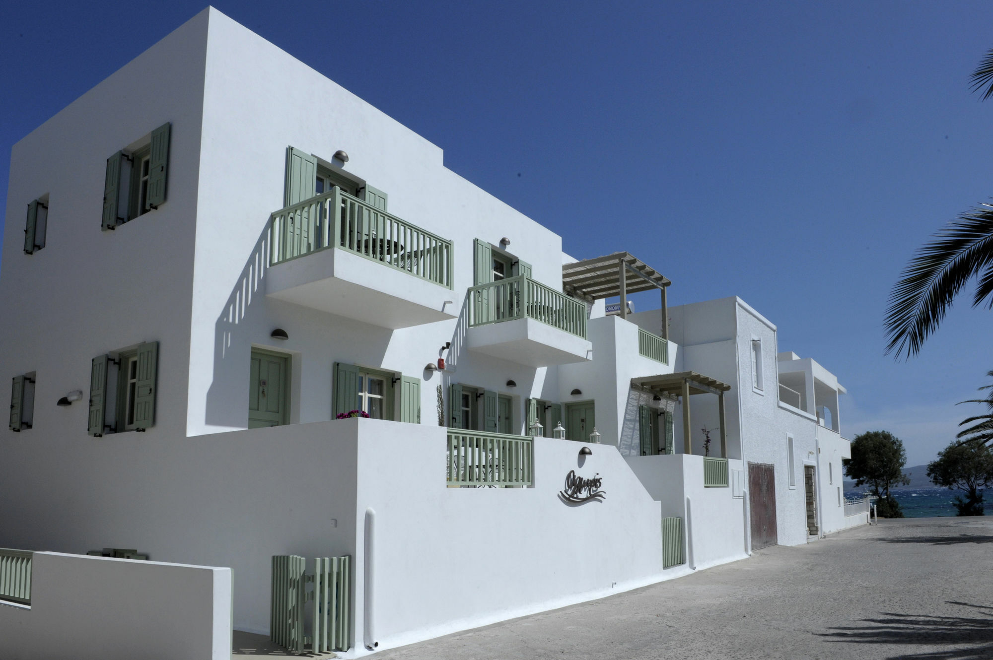 Almyris Adamantas (Milos)